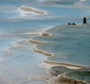 Pamukkale valged travertiinterrassid türkiissinise veega