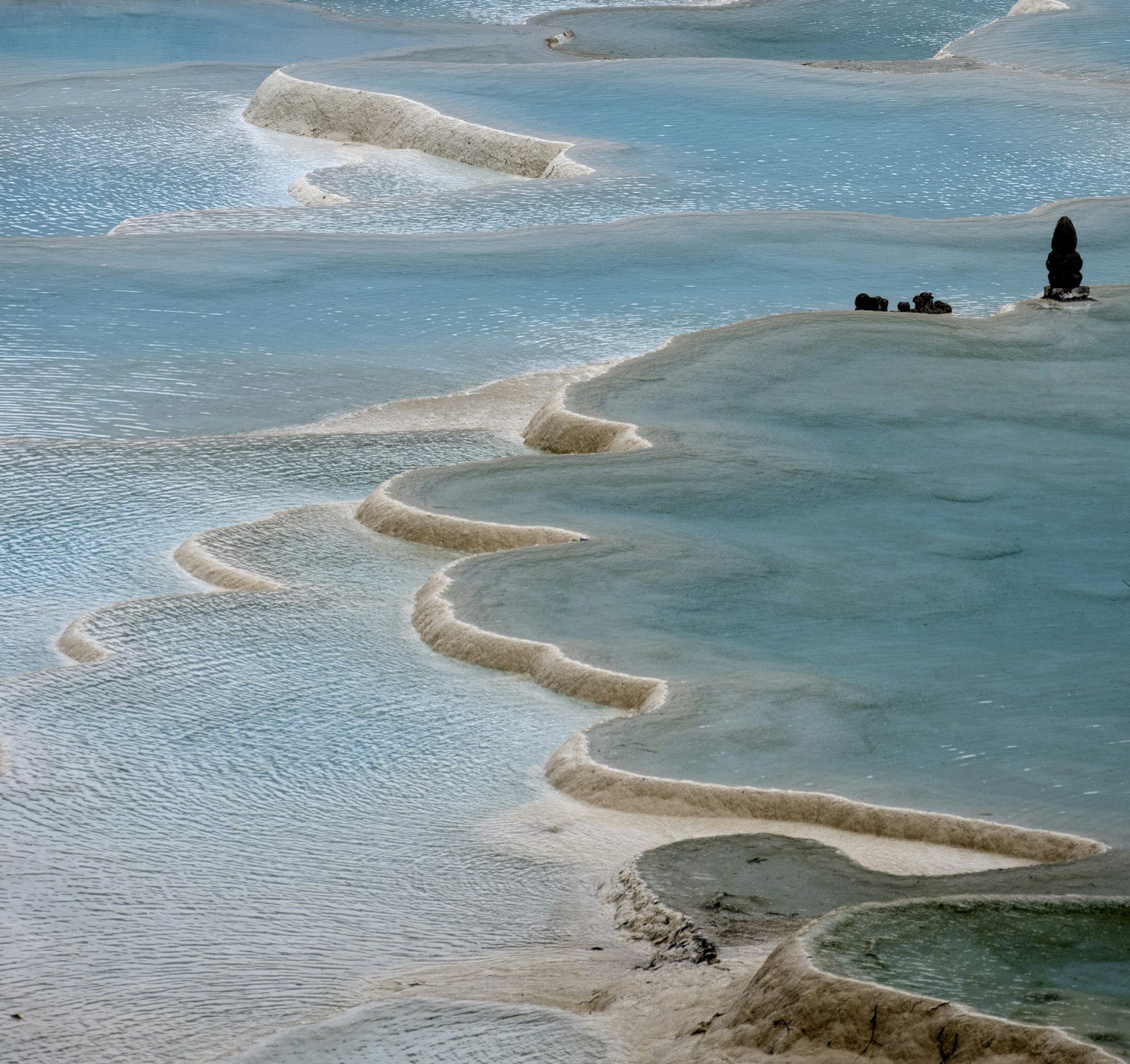 Pamukkale valged travertiinterrassid türkiissinise veega